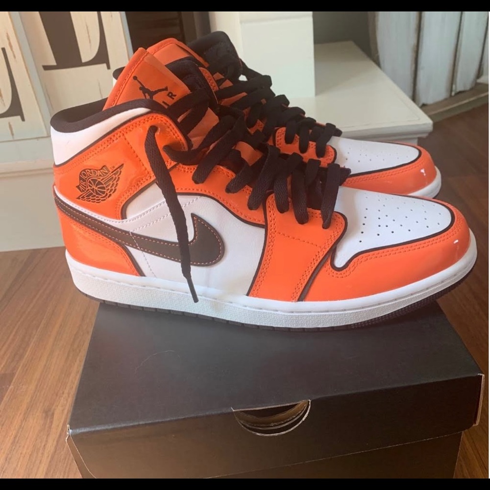 Jordan 1 mid turf orange